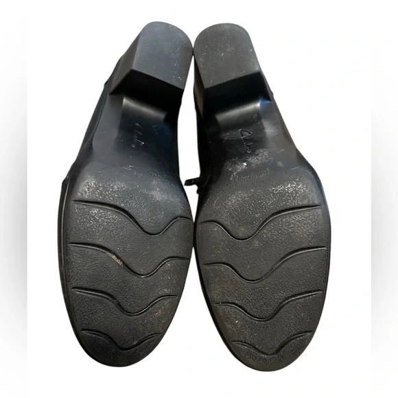 Clarks Black Leather Side Zip Ankle Booties Block Heels Shoes Button Detail  7.5 - Picture 3 of 3